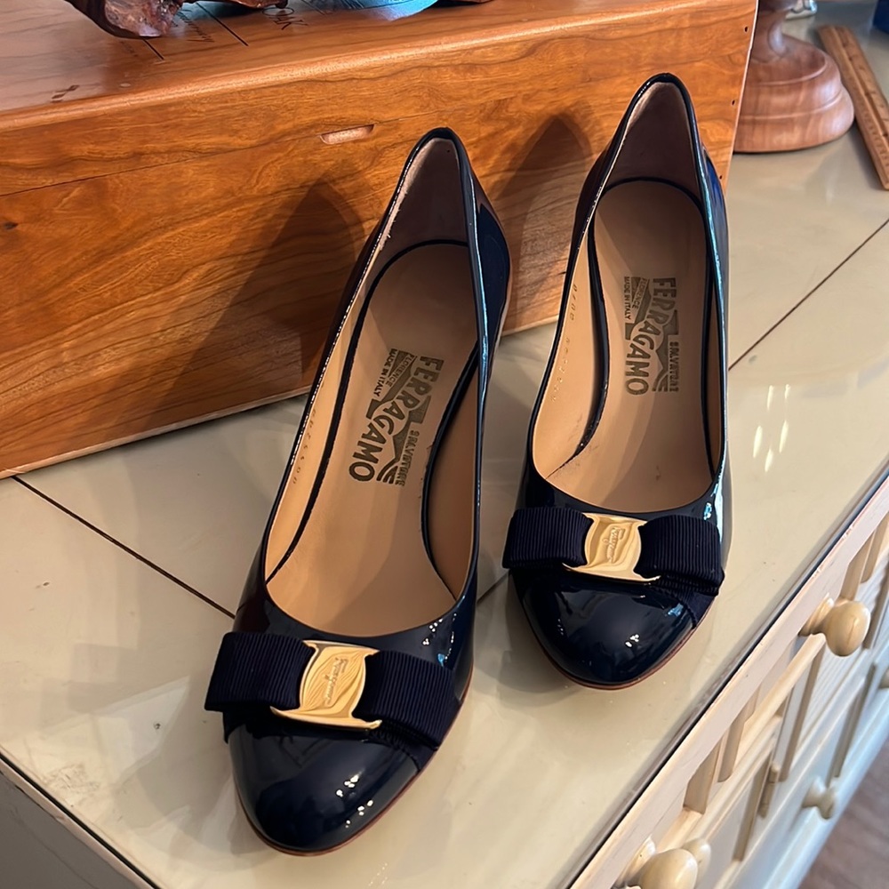Salvatore Ferragamo Navy Blue Pumps EEEUC